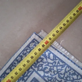 Cubrecama blanco y azul