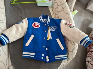 Chaqueta Guess bordada azul y blanca