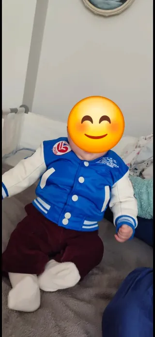 Chaqueta Guess bordada azul y blanca