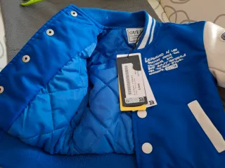 Chaqueta Guess bordada azul y blanca