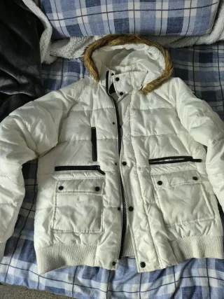 Chaqueta acolchada con capucha y pelo