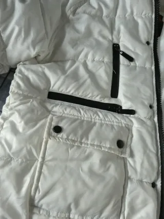 Chaqueta acolchada con capucha y pelo