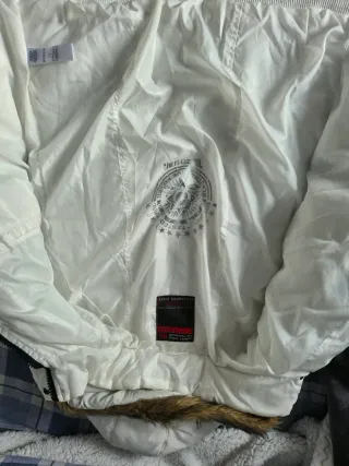 Chaqueta acolchada con capucha y pelo