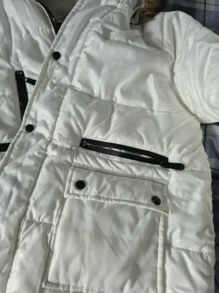 Chaqueta acolchada con capucha y pelo