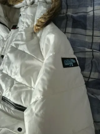 Chaqueta acolchada con capucha y pelo