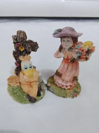 Figuras decorativas de pato y niña
