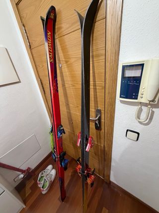 Esquís Salomon con fijaciones+ otro par de regalo