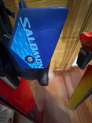 Esquís Salomon con fijaciones+ otro par de regalo