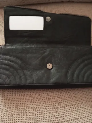 Bolso cartera negro con cremallera