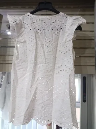 Blusa blanca bordada volantes