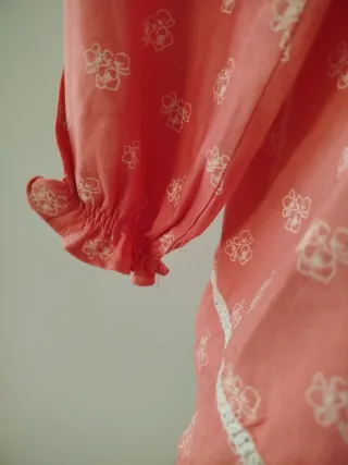 Camisa laranja menina com flores