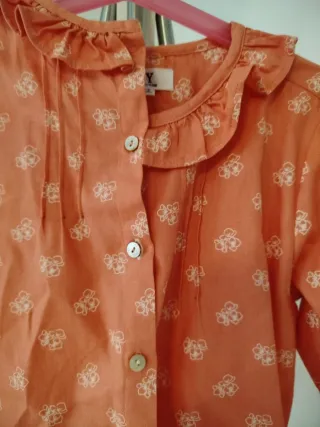 Camisa laranja menina com flores