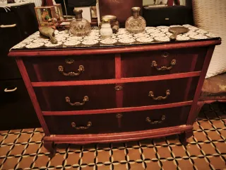 Cómoda de madera con mesitas de noche