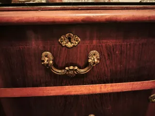 Cómoda de madera con mesitas de noche