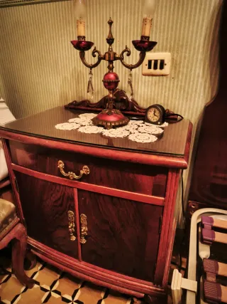 Cómoda de madera con mesitas de noche