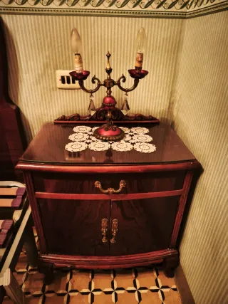 Cómoda de madera con mesitas de noche