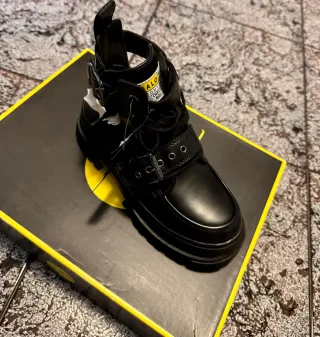 Botines Buffalo negros con hebilla