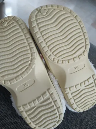 Zuecos beige con forro blanco