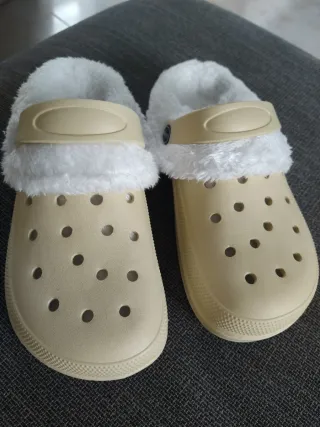 Zuecos beige con forro blanco