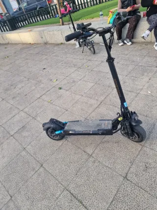 Patinete Eléctrico Negro SmartWatch Gyro.