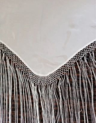 Mantón blanco con flecos