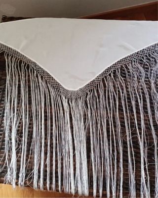 Mantón blanco con flecos