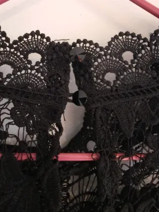 Elegante Vestido negro encaje y volantes. 1 uso.