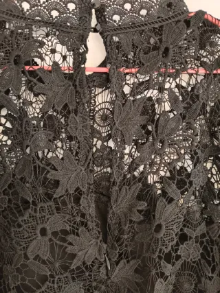 Elegante Vestido negro encaje y volantes. 1 uso.