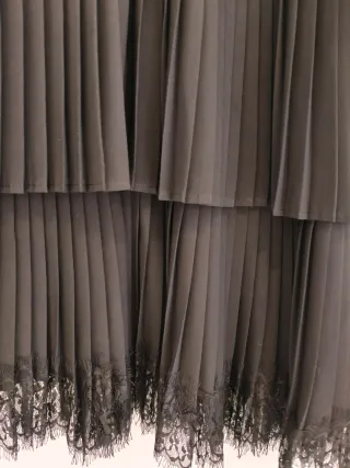 Elegante Vestido negro encaje y volantes. 1 uso.