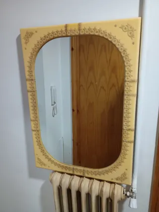 Espejo de pared beige y dorado