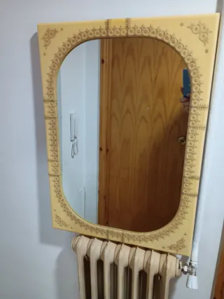 Espejo de pared beige y dorado