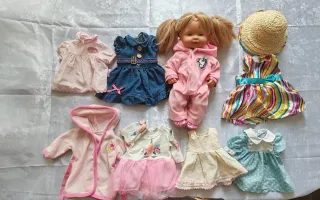 Muñeca con ropa y accesorios