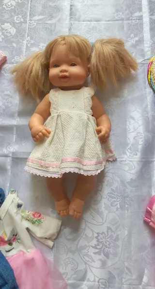 Muñeca con ropa y accesorios