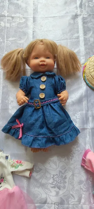 Muñeca con ropa y accesorios
