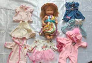 Muñeca con ropa y accesorios