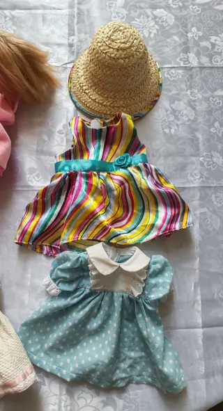 Muñeca con ropa y accesorios