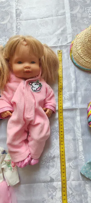 Muñeca con ropa y accesorios