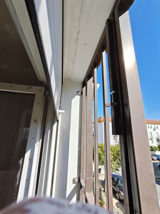 Reja de balcón con puerta.