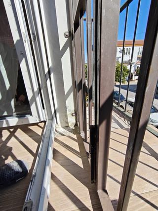 Reja de balcón con puerta.