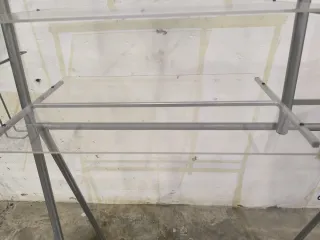 Expositor Slazenger metálico con estantes