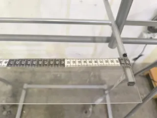 Expositor Slazenger metálico con estantes