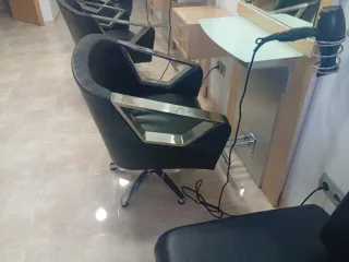 Sofá Negro Piel Sintética y sillones de peluqueria