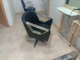 Sofá Negro Piel Sintética y sillones de peluqueria