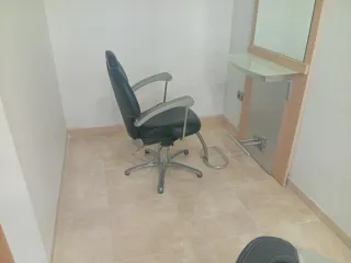 Sofá Negro Piel Sintética y sillones de peluqueria