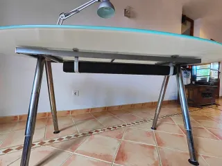 Mesa ovalada Ikea vidrio y acero.