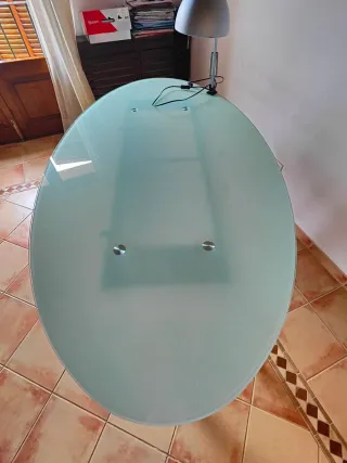 Mesa ovalada Ikea vidrio y acero.
