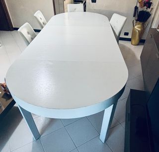 Tavolo allungabile e 4 sedie in pelle