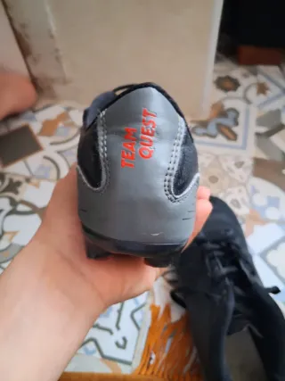 Botas de fútbol negras