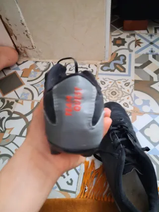 Botas de fútbol negras