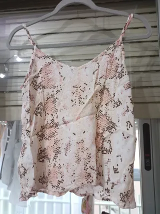 Top rosa con estampado de serpiente